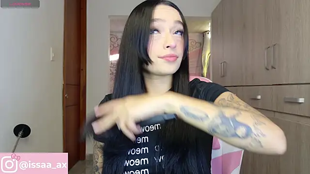 Snapshot of issa_dolly chatting on June 1, 10:11 pm issa dolly online show from June 1, 10:11 pm