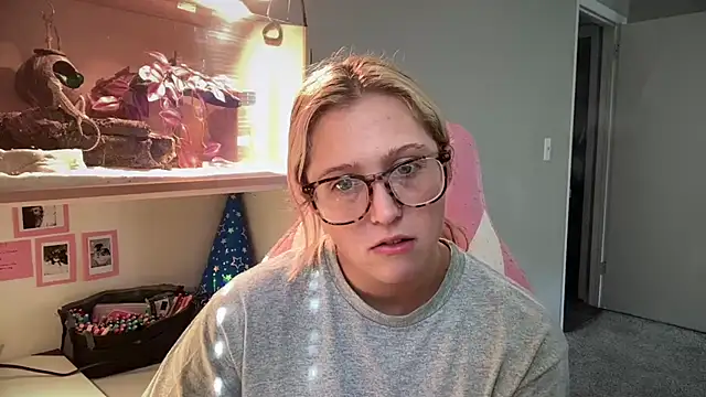 MUSCLEMOMMY1365 online show from June 11, 9:46 pm
