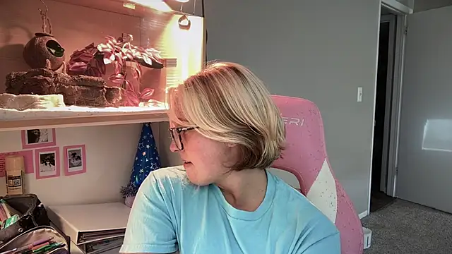 MUSCLEMOMMY1365 online show from June 14, 8:22 pm