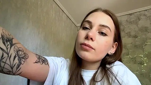 Snapshot of FlufyRabbit chatting on April 15, 6:20 am FlufyRabbit online show from April 15, 6:20 am