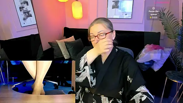 Alexandra Kind online show from June 13, 8:51 pm