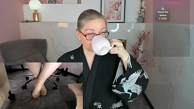 Alexandra Kind online show from June 14, 8:55 pm