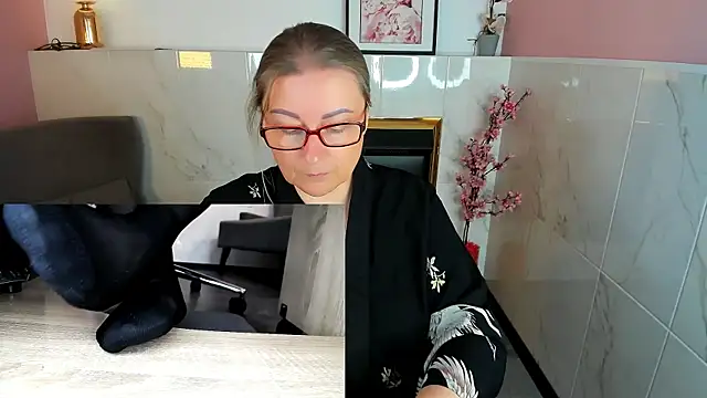 Snapshot of Alexandra_Kind chatting on June 17, 1:52 am Alexandra Kind online show from June 17, 1:52 am