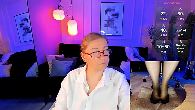 Snapshot of Alexandra_Kind chatting on June 20, 9:17 pm Alexandra Kind online show from June 20, 9:17 pm