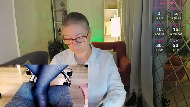 Snapshot of Alexandra_Kind chatting on June 21, 8:44 pm Alexandra Kind online show from June 21, 8:44 pm