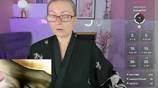 Snapshot of Alexandra_Kind chatting on June 24, 1:59 am Alexandra Kind online show from June 24, 1:59 am