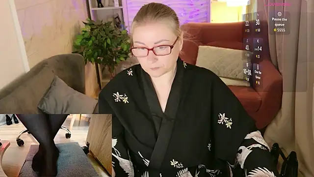 Snapshot of Alexandra_Kind chatting on June 30, 1:45 pm Alexandra Kind online show from June 30, 1:45 pm
