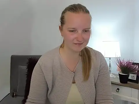 Snapshot of RoseTeacherX chatting on April 21, 5:28 pm RoseTeacherX online show from April 21, 5:28 pm