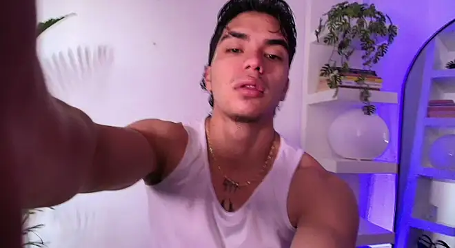 Snapshot of andyypalmer_ chatting on April 22, 11:23 am andyypalmer online show from April 22, 11:23 am