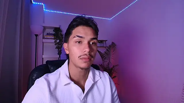 Snapshot of andyypalmer_ chatting on July 26, 5:37 am andyypalmer online show from July 26, 5:37 am