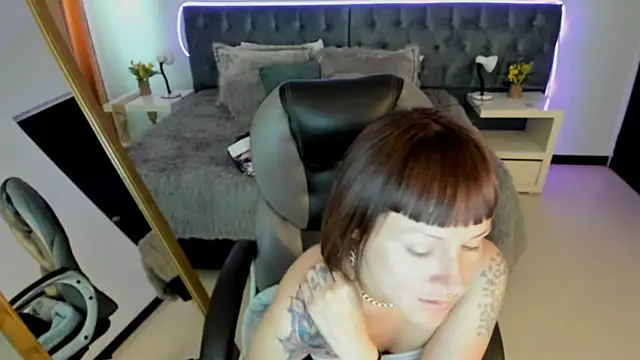Kim Jeins666  online show from June 10, 8:19 pm