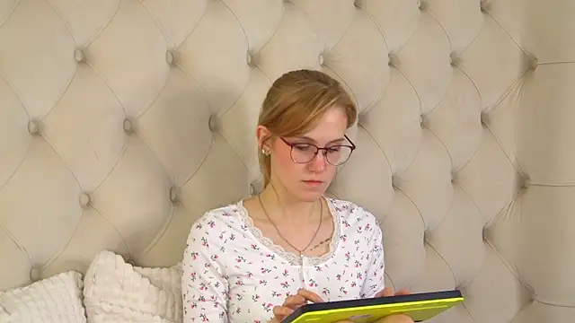 GraceHudsons online show from April 23, 12:29 pm