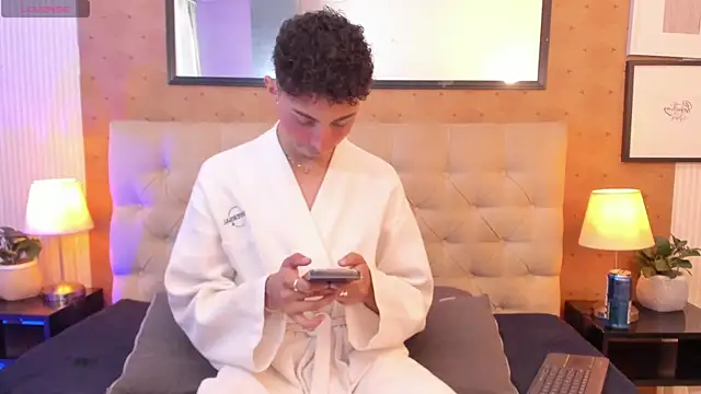 Snapshot of harry_salvatore chatting on June 7, 3:43 am harry salvatore online show from June 7, 3:43 am
