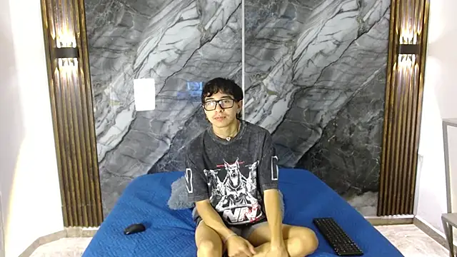 Snapshot of NoahWalker__ chatting on April 21, 11:05 am NoahWalker online show from April 21, 11:05 am