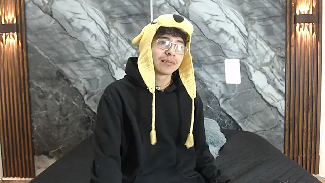 Snapshot of NoahWalker__ chatting on May 1, 11:15 am NoahWalker online show from May 1, 11:15 am