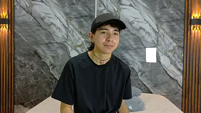 Snapshot of NoahWalker__ chatting on May 6, 11:04 am NoahWalker online show from May 6, 11:04 am
