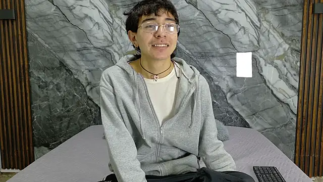 Snapshot of NoahWalker__ chatting on May 11, 11:05 am NoahWalker online show from May 11, 11:05 am