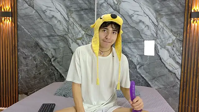 Snapshot of NoahWalker__ chatting on May 16, 11:09 am NoahWalker online show from May 16, 11:09 am