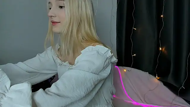 SophiaDarsly online show from April 19, 8:33 pm