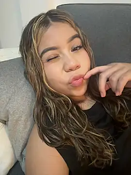 Snapshot of M1la_18 chatting on June 25, 4:34 am M1la 18 online show from June 25, 4:34 am