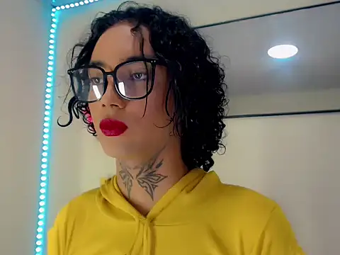 Snapshot of Darianna_A chatting on April 24, 9:17 pm Darianna A online show from April 24, 9:17 pm