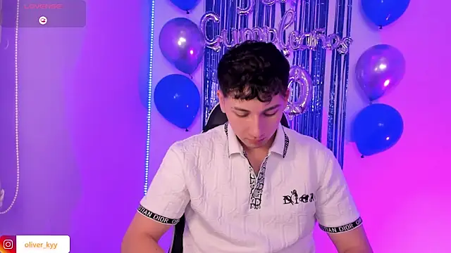 Snapshot of OLIVER_K chatting on June 11, 12:32 am OLIVER K online show from June 11, 12:32 am