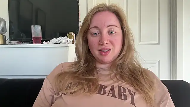 arielsweetieee online show from June 9, 7:53 am