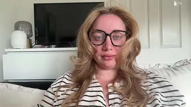 arielsweetieee online show from June 13, 6:44 am