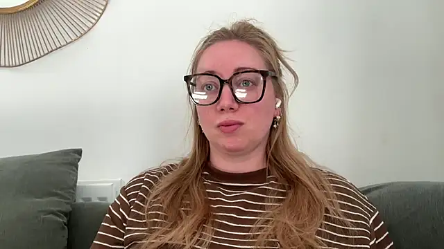 arielsweetieee online show from June 14, 7:43 am