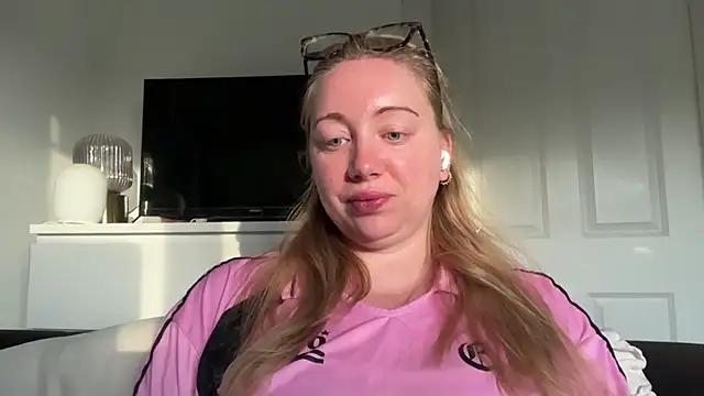 arielsweetieee online show from June 15, 4:58 am