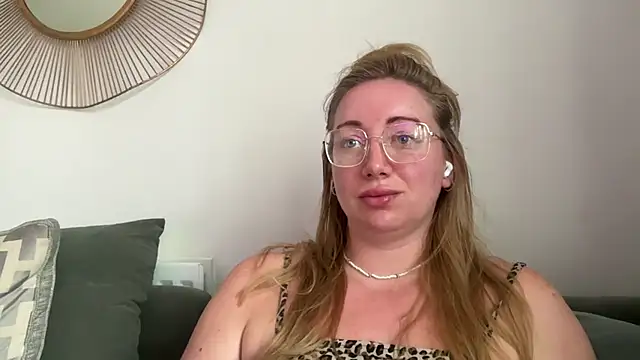 arielsweetieee online show from June 22, 4:42 am
