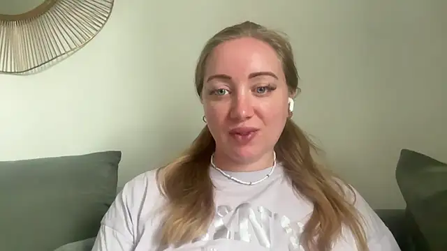 arielsweetieee online show from June 30, 8:59 am