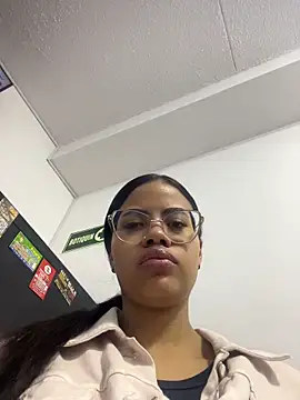 Snapshot of Susan_Voltaire chatting on May 7, 10:53 am Susan Voltaire online show from May 7, 10:53 am