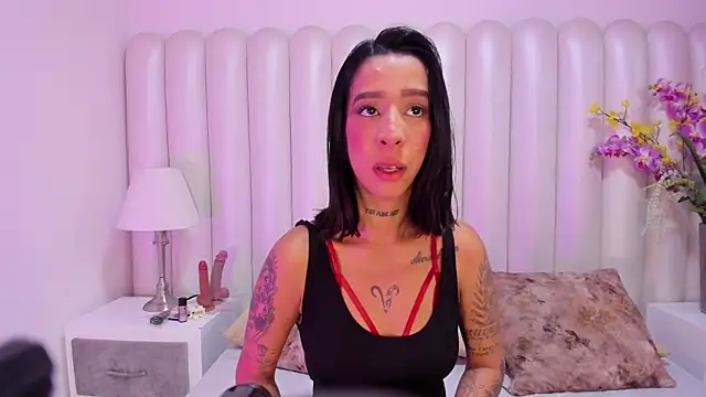 IsabellaPhil online show from May 3, 3:45 am
