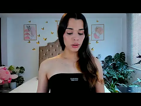 Snapshot of bella_grego chatting on April 19, 6:10 pm bella grego online show from April 19, 6:10 pm