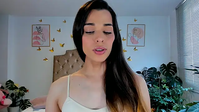 Snapshot of bella_grego chatting on June 10, 5:45 pm bella grego online show from June 10, 5:45 pm