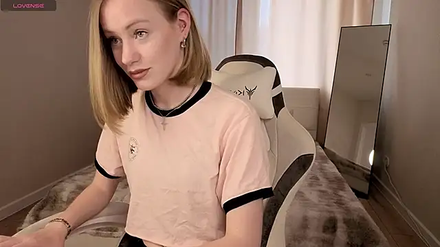 EvaHamilton online show from June 14, 1:14 am