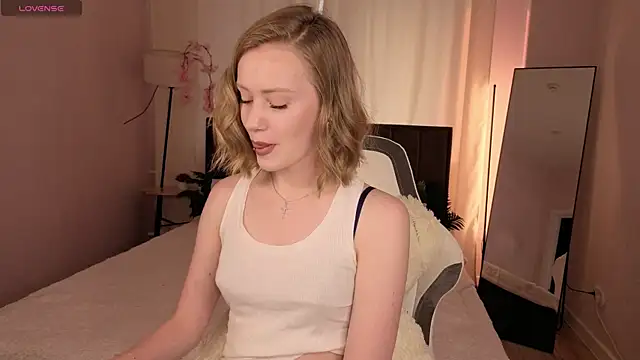 EvaHamilton online show from June 17, 11:05 pm