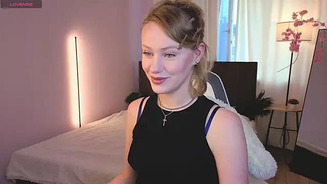 EvaHamilton online show from July 27, 11:45 pm