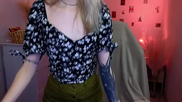 MilaDuales online show from May 26, 12:45 pm