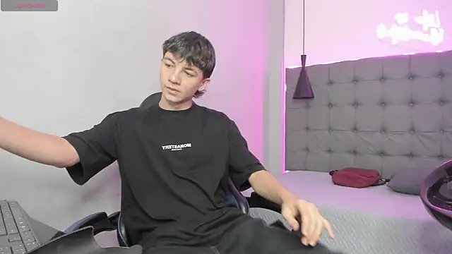 Snapshot of Marcello_Vega chatting on May 7, 12:32 pm Marcello Vega online show from May 7, 12:32 pm