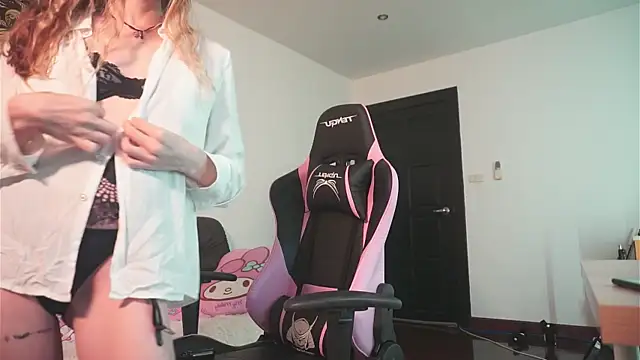 HelenHiss online show from April 20, 2:36 am