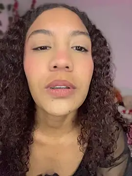 Snapshot of Daphnne_Curly chatting on May 10, 1:33 am Daphnne Curly online show from May 10, 1:33 am