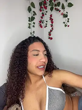 Snapshot of Daphnne_Curly chatting on May 15, 2:29 am Daphnne Curly online show from May 15, 2:29 am