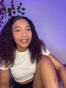 Snapshot of Daphnne_Curly chatting on May 22, 3:46 am Daphnne Curly online show from May 22, 3:46 am