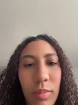 Snapshot of Daphnne_Curly chatting on June 7, 10:46 pm Daphnne Curly online show from June 7, 10:46 pm