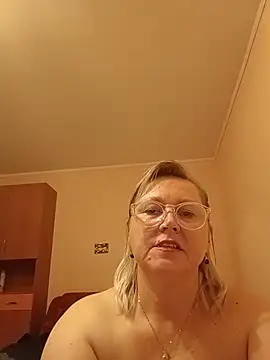 I amVeronicle online show from June 10, 8:30 pm
