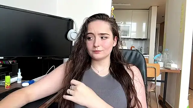 Emilly Cart online show from June 4, 3:12 am