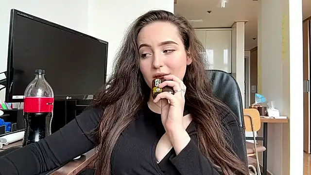 Emilly Cart online show from June 10, 3:07 am