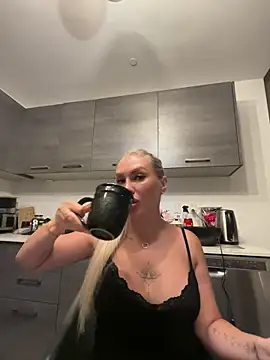 Karen Luxe online show from June 2, 1:07 am